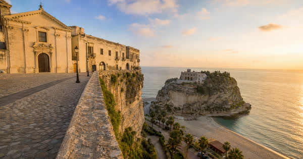 Tropea Medievale: Pietre e Secoli di Storia