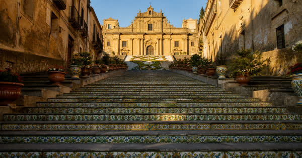 Cuore di Caltagirone: storia tra scalinate e chiese